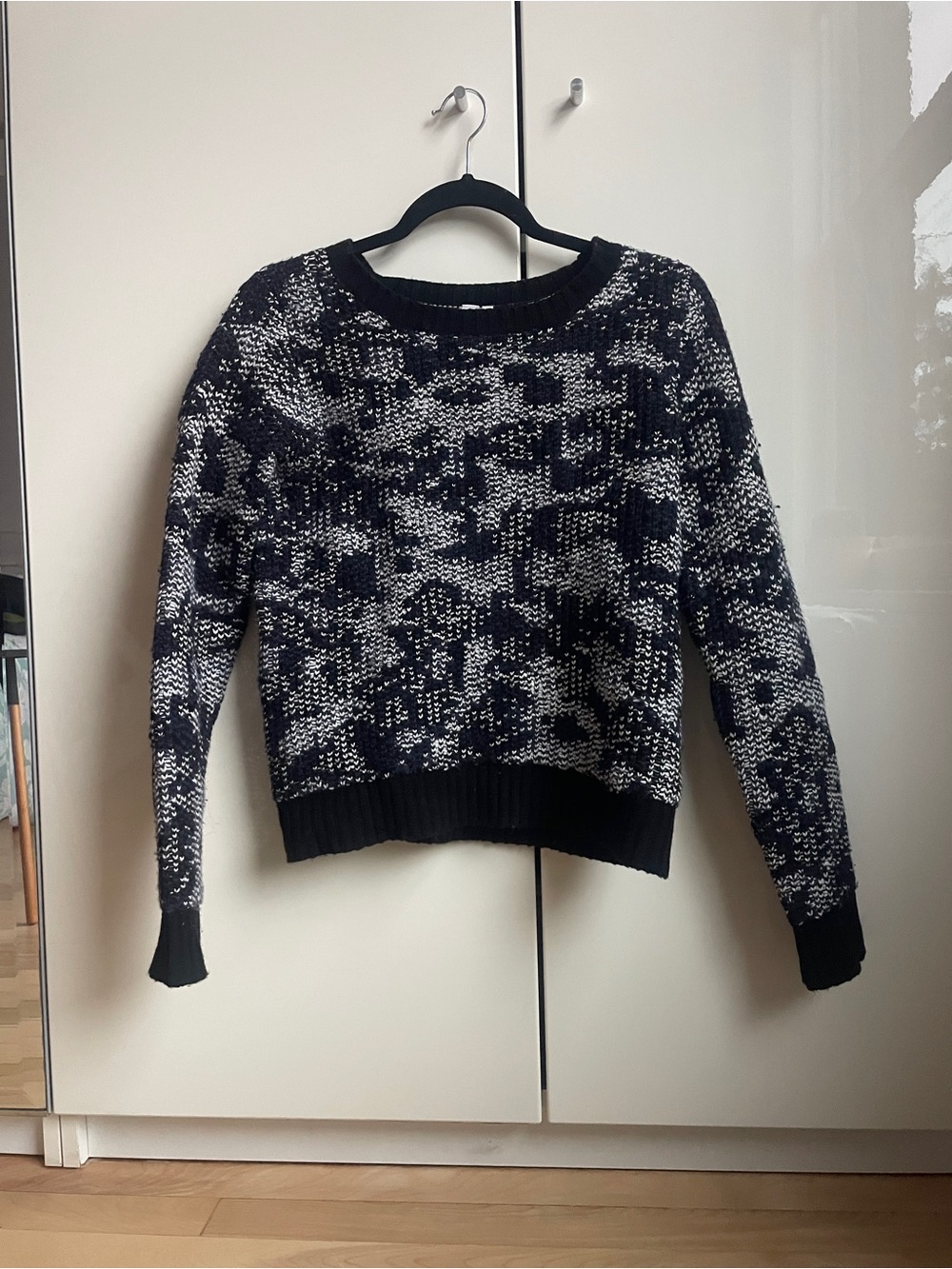 Women's Black & White Patterned Crewneck Sweater